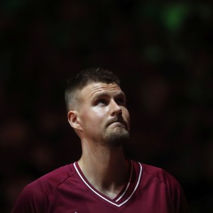 星空体育首页登录-外线没谱！波尔津吉斯7中3拿到14分6板3帽 三分4中0