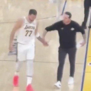 雷迪克与东契奇在湖勇大战疑似发生争吵，后者摊手表达不满